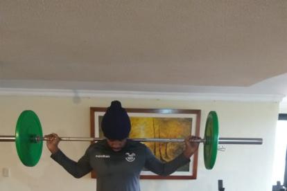 El boxeador ecuatoriano Julio César Castillo, vicecampeón mundial de boxeo en los 91 kilos, entrena en Cuenca.