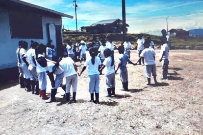 Alumnos de la escuela Misael Nastacua de la comunidad de La Unión, Esmeraldas