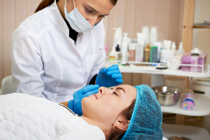 Si utiliza una camilla para cualquier servicio, es indispensable cambiar las sábanas cada vez que atienda a un paciente.