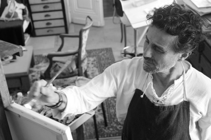 Es artista plástico y vive en Francia.