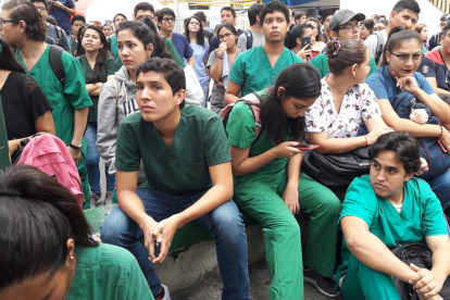 Los estudiantes de Medicina de la Universidad de Guayaquil se alistan para el proceso.