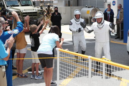 Los astronautas de la NASA Bob Behnken, de 49 años, y Douglas Hurley, de 53, expilotos militares que se unieron a la agencia espacial en 2000, despegarán hacia la Estación Espacial Internacional (ISS).