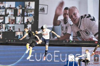 Los hinchas del Aarhus de Dinamarca miran el partido mediante Zoom. Los jugadores pueden ver sus reacciones en las pantallas colocadas junto a la cancha.