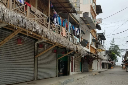 Soledad. El color que caracteriza a Montañita, opacado por el cierre de sus locales, bares y restaurantes. La comunidad lucha por sobrevivir.