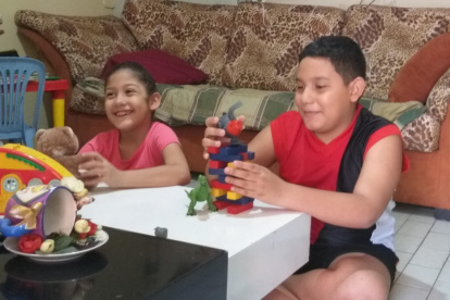 El juego. Keyla y Roberto Valeriano disfrutan de construir con ladrillos  plástico una torre.