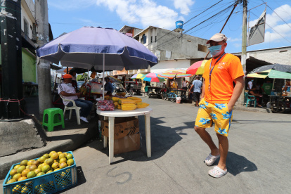 El comercio informal en Guayaquil también empieza a retormar su espacio.