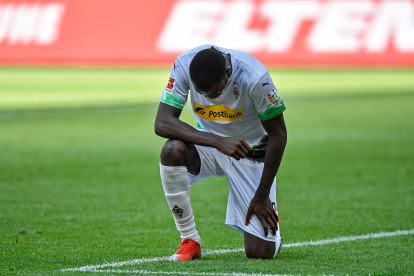 Marcus Thuram del equipo Moenchengladbach protestó por la muerte de George Floyd.