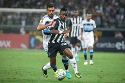 El ecuatoriano dio positivo a la prueba de COVID-19.