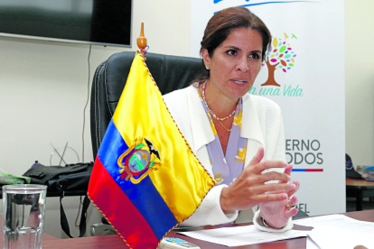 La secretaria del deporte, Andrea Sotomayor, explicó el alcance de la prohibición del COE Nacional para el deporte profesional.