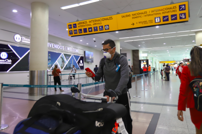 Aeropuerto. Los viajeros que aterricen en Guayaquil deberán guardar aislamiento por 14 días.