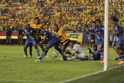 Luis Caicedo (c), exvolante de Barcelona, solo jugó la final de ida ante Emelec en 2014.