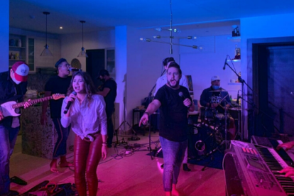 Nicole Rubira puso el toque femenino con su envolvente voz.