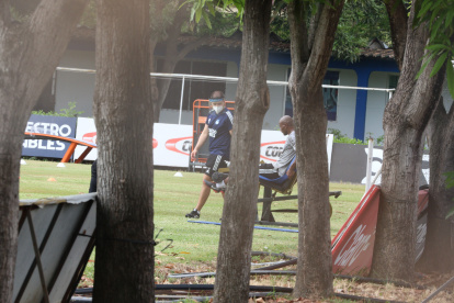 Óscar Bagüí, lateral de Emelec, realiza ejercicios físicos hoy lunes 1 de junio en el Polideportivo de Los Samanes.