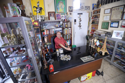 Robespierre Rivas, radica en Guayaquil y es docente jubilado, escritor, periodista y coleccionista.