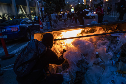 Decenas de coches policiales destrozados, algunos quemados, agentes heridos, una comisaría en llamas, disturbios violentos frente a la Casa Blanca.