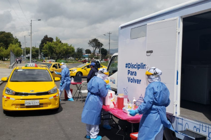 La alcaldia de Quito realizó ayer pruebas pcr a los taxistasa para determinar que no tengan COVID-19 y puedan salir a trabajar