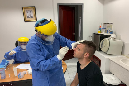 Adrián Gabbarini es chequeado por el cuerpo médico de Liga de Quito, la mañana de este lunes