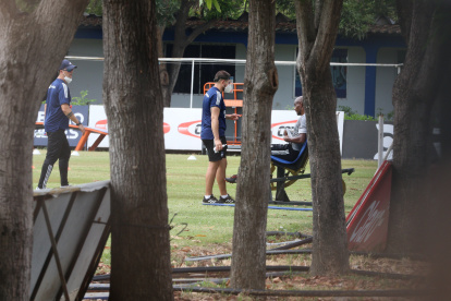Los entrenamientos que Emelec realizó hoy en el Polideportivo Samanes (a puerta cerrada) fueron en grupos, manteniendo la distancia entre sus integrantes.