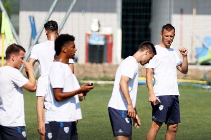 Jugadores del Brescia durante el entrenamiento de esta mañana. Todos los clubes del Calcio afinan ya detalles para el regreso a la alta competencia.