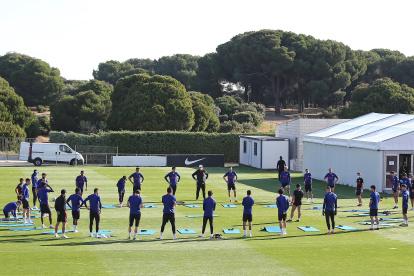 La plantilla del Atlético de Madrid en pleno durante la práctica de este lunes 1 de junio cuando ya pudieron juntarse todos los jugadores.