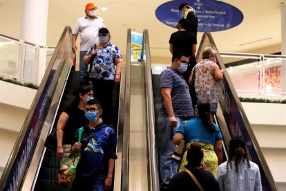 Clientes usan escaleras eléctricas en el centro comercial Plaza Las Américas, en San Juan, capital de Puerto Rico.