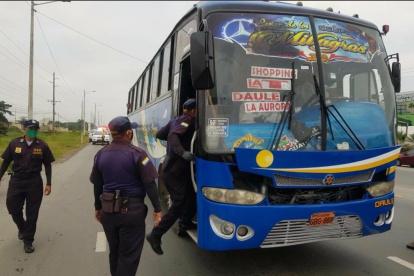 Operativas de control se realizan en el cantón Daule para verificar el cumplimiento de las medidas de bioseguridad en los buses.