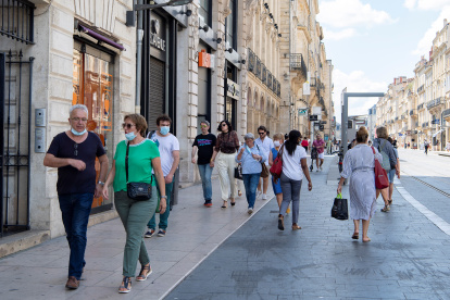 Las cafeterías y bares de Francia atienden al público.
