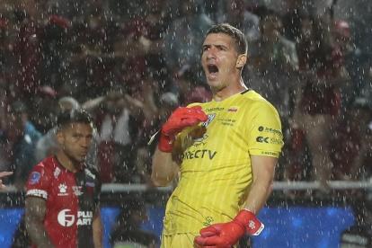 Jorge Pinos, arquero de Independiente del Valle, en la final de Copa Sudamericana.