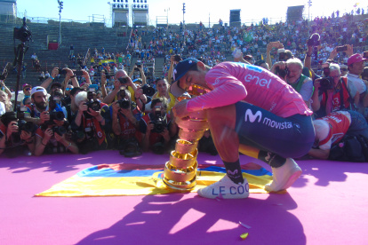 Richard Carapaz besa el Infinito ante todo el mundo, proclamándose campeón del Giro de Italia