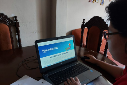 Los maestros hacen llegar el Plan COVID-19 para que los estudiantes desarrollen las actividades en sus casas.