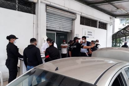 La Fiscalía también realizó allanamientos en un hospital del IESS de Guayaquil.