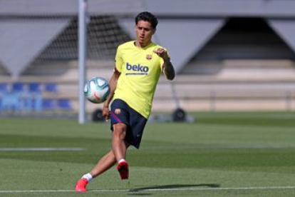 En volate ecuatoriano es seguido por el entrenador de la Tri, Jordi Cruyff.