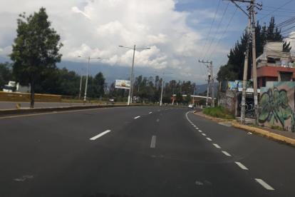Pocos vehículos circulaban antes del mediodía por la autopista general Rumiñahui hacia el Valle de Los Chillos.