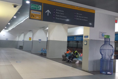 Sitio. El servicio en las cooperativas de transporte aún no se ha reanudado. En la Terminal Terrestre, solo los negocios permanecen abiertos.