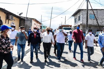 La alcaldesa, en un recorrido reciente de la emergencia sanitaria.