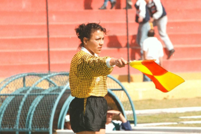 Rosa Canales se desempeñó como árbitra nacional, desde 1998.