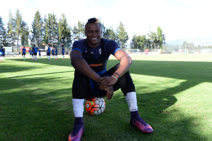 José Angulo analiza varias propuestas para decidir con qué club regresa a la actividad.