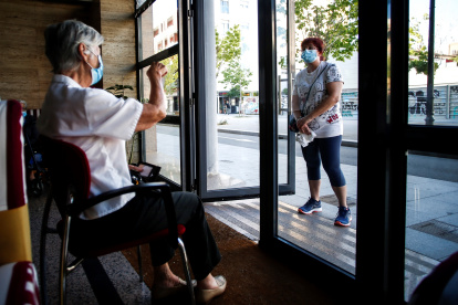 RIESGOS. Una mujer visita a su madre en una residencia geriátrica.