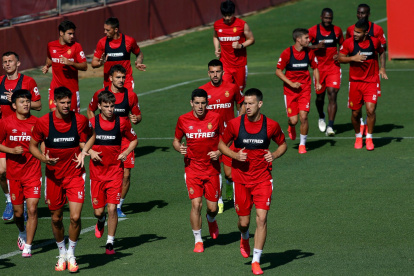 Los jugadores del Mallorca, durante el entrenamiento de este miércoles en Son Bibiloni con la vista puesta en la vuelta a LaLiga .