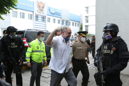 Abdalá Bucaram, tras el allanamiento de su casa, fue llevado al cuartel Modelo, en Guayaquil.
