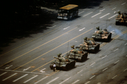 La icónica fotografía de los tanques frente a un ciudadano en medio de las protestas fue tomada por Charlie Cole.