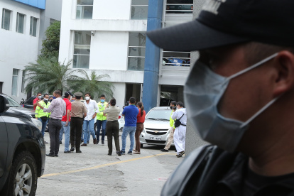 La llegada del prefecto del Guayas, Carlos Luis Morales, al Cuartel Modelo de Guayaquil.