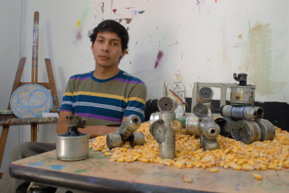 Daniel Borbón elaboró una obra con perdigones disparados y envases de bombas lacrimógenas lanzadas en las protestas de octubre pasado.