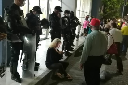 Familiares, amigos y allegados al expresidente Bucaram esperan afuera del Cuartel Modelo el resultado de la audiencia.