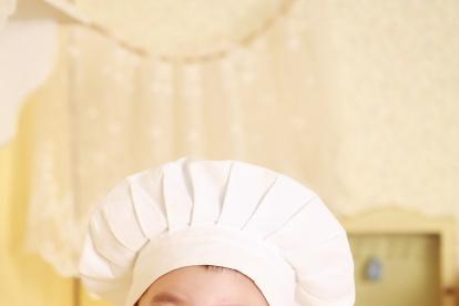 Si el pequeño come solo debes poner atención a los alimentos que más le agrada,