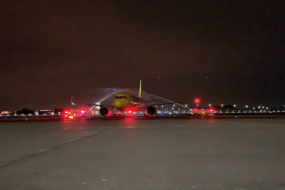 Aterrizaje. El avión fue recibido con un arco de agua.