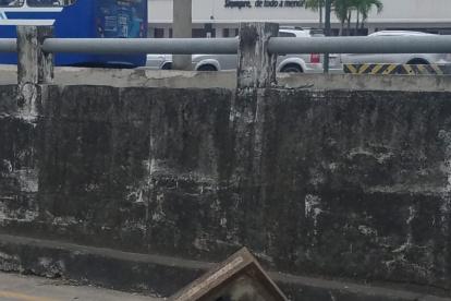 Los Ceibos. En la avenida 17, el levantamiento de una tapa de alcantarilla genera molestias en el vecindario.