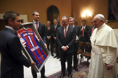 El papa Francisco recibe un regalo por parte del Bayern de Múnich. Es la camiseta con su nombre.