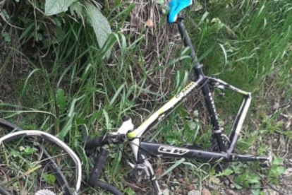 Así quedó la bicicleta de Rubén Darío tatés tras ser impactada por un auto en la Panamericana Norte.