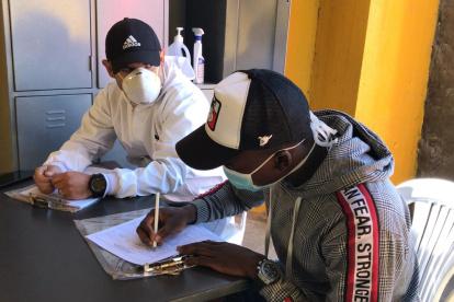 Juan José Govea llena el formulario otorgado durante la jornada.